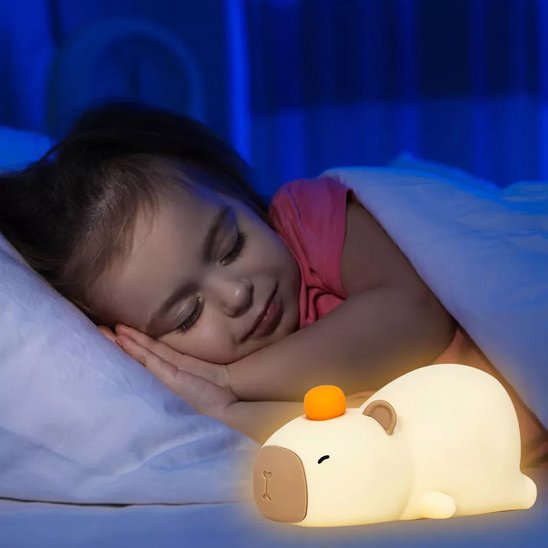 fillette endormi Veilleuse bébé capybara