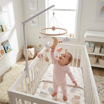 Mobile pour bébé mignon touche sa lune