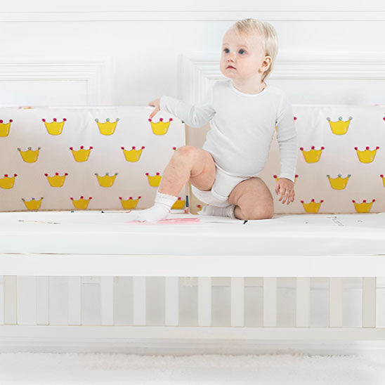 tour de lit bebe doux securise motif couronne jaune