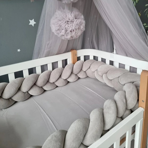 tresse de lit bébé gris pastel pour bambin heureux