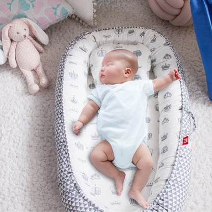 bebe endormi reducteur de lit couronne gris