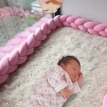 bebe entre tresse de lit rose bambin endormi