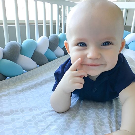 bebe observe maman tresse lit cocon douillet blanc bleu gris