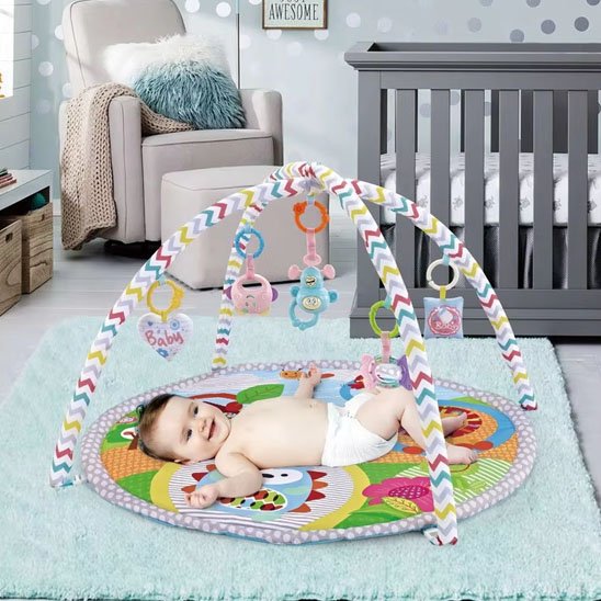 bebe sourire dans tapis eveil sensoriel