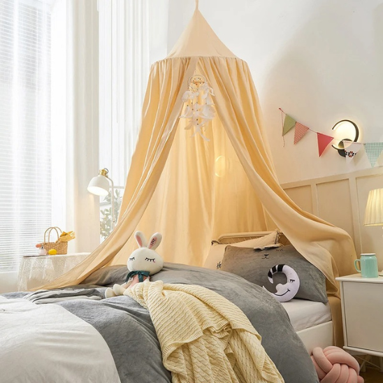 chambre avec peluche lapin ciel de lit beige