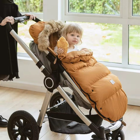 chanceliere poussette marron avec mignonne mange