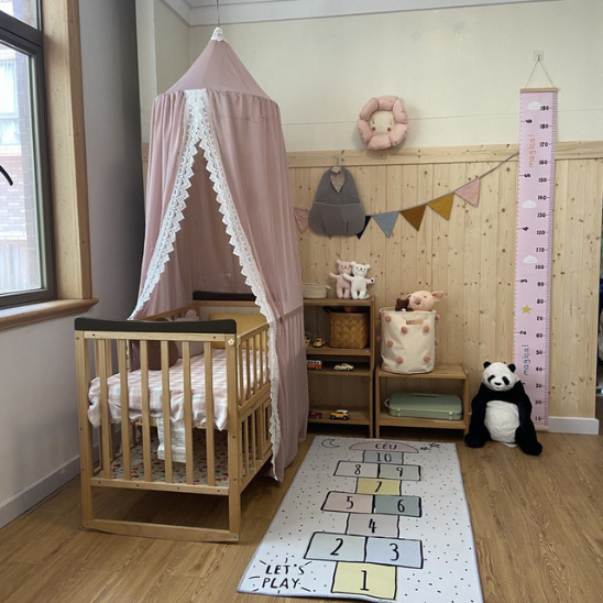 ciel de lit bebe chambre violet dentelle