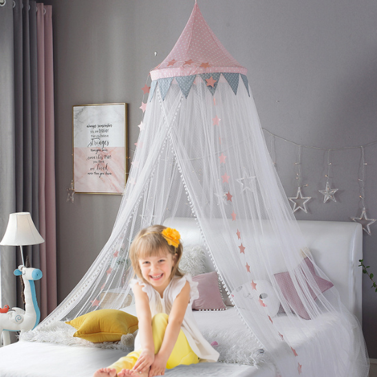 ciel de lit bebe etoile avec fille souriante