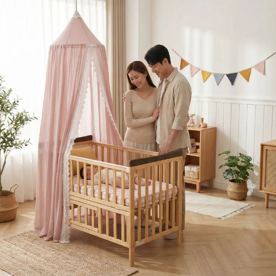 ciel de lit bebe maman et papa souriantes avec son mignon