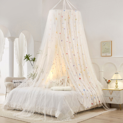 ciel de lit blanc decore detoiles suspendu au dessus pour une ambiance doux