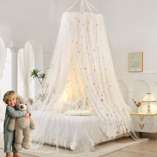 ciel de lit blanc decore etoiles bleu rouge fillette