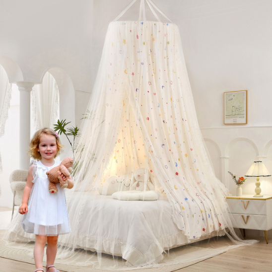 ciel de lit blanc en tissu leger orne detoiles