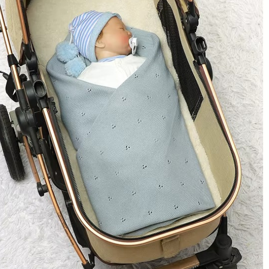 couverture bebe au tricot nouveau ne dans son berceau