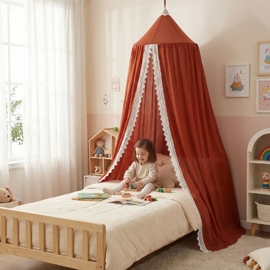 fillette joue dans ciel de lit