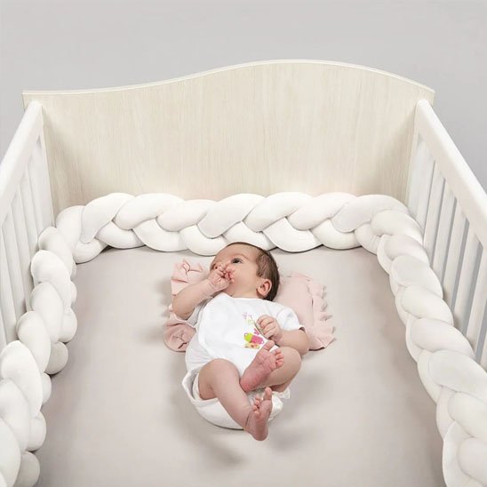 jeune bebe entre tresse lit cocon douillet blanc