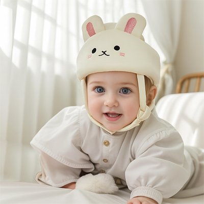 jolie fillette posant sans casque bebe protector confort
