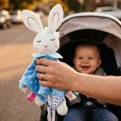 Lapin doudou bleu bebe souriant