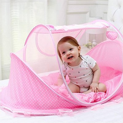 Lit moustiquaire bebe fillette souriante