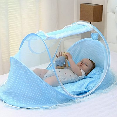 lit moustiquaire bebe jeune enfant joue