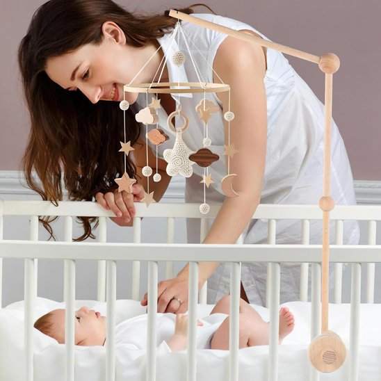 mobile musical bebe maman sourire avec son prince