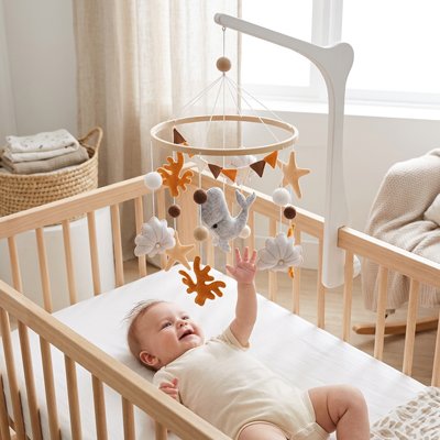 petit prince heureux de son mobile bebe 