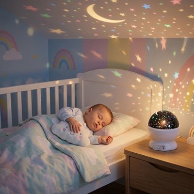 projecteur enfant tresor endormi sous plat fond etoiles
