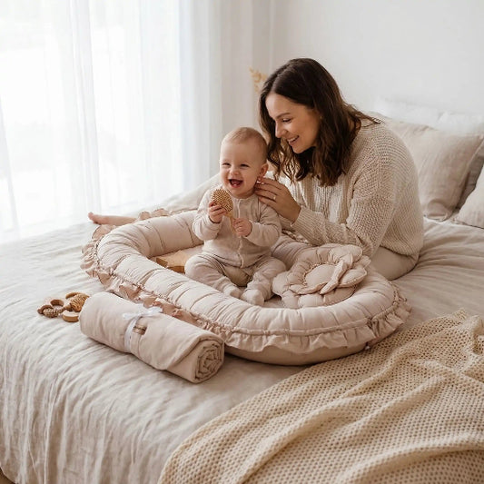  réducteur de lit bébé beige bambin avec sa maman souriants