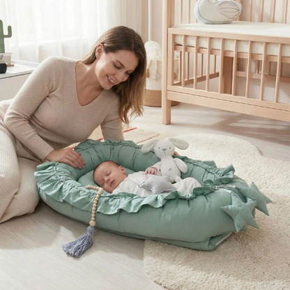 reducteur de lit bebe dentelle elegant maman sourire avec son bambin