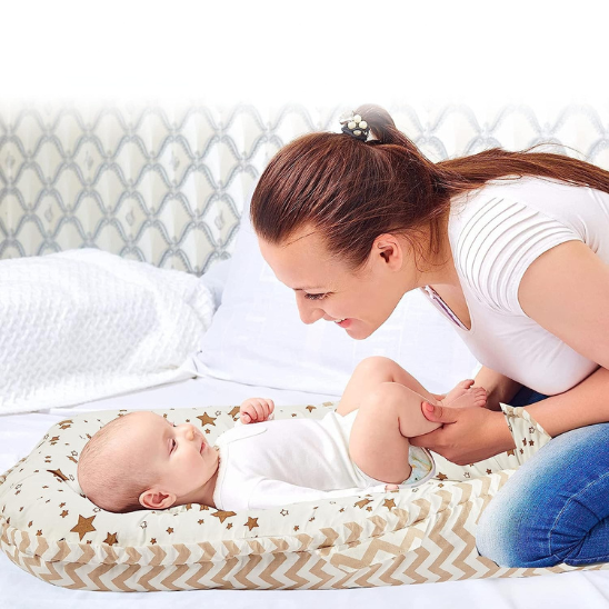 reducteur de lit bebe doux et securise maman heureux avec son prince