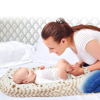 reducteur de lit bebe doux et securise maman heureux avec son prince