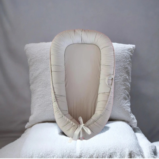 reducteur de lit bebe gris pour sommeil apaise