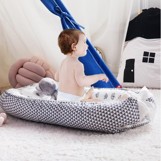 reducteur de lit bebe gris tapis