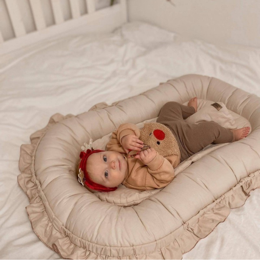 reducteur de lit bebe mignon heureux