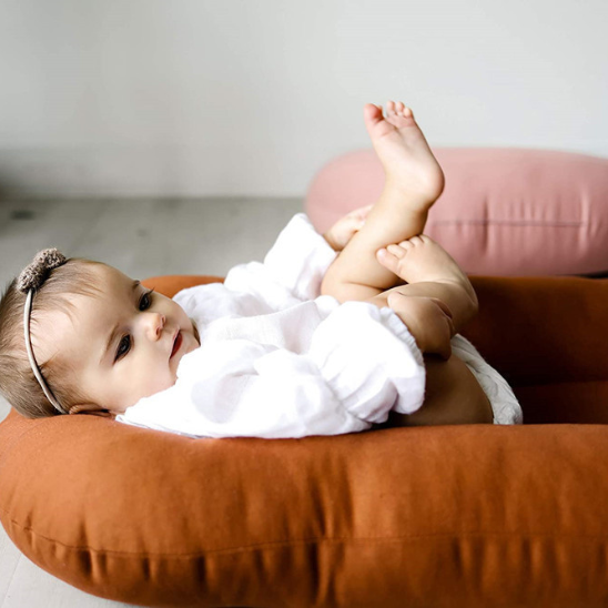 reducteur de lit bebe mignon protection sommeil cafe