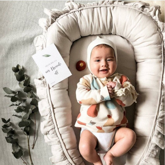 reducteur de lit bebe securise nourrisson heureux