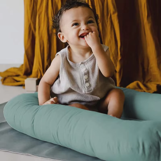 reducteur de lit bebe sommeil apaise bambin heureux