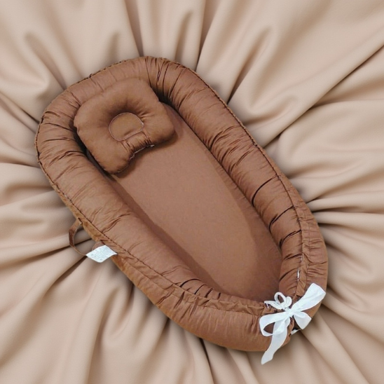 reducteur de lit marron confort pour bebe heureux