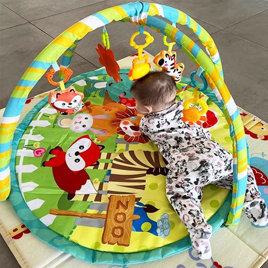 tapis eveil sensoriel bebe joue et plonger