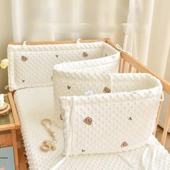 tour de lit bebe peluche marron 