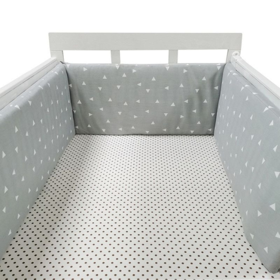 tour de lit gris triangle blanc