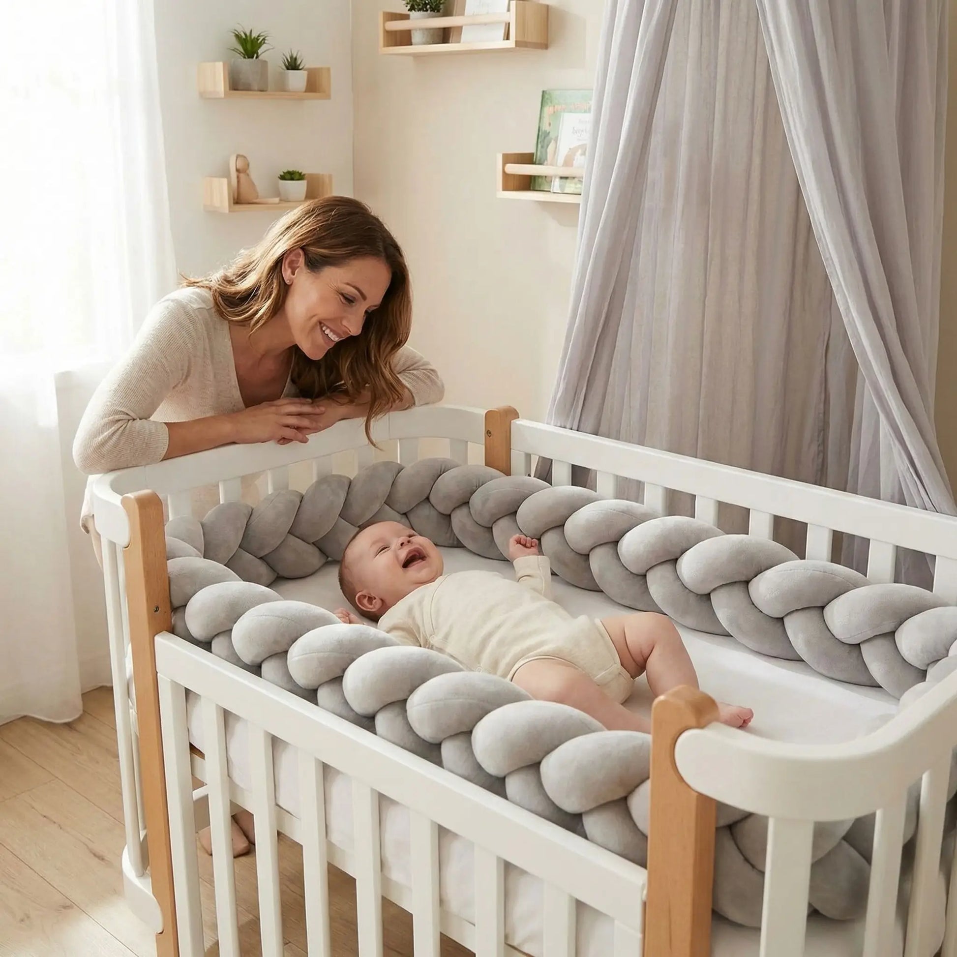 tresse de lit bébé maman souriante avec son trésor