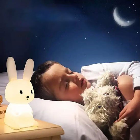 Veilleuse bébé bambin fait câlin nounours
