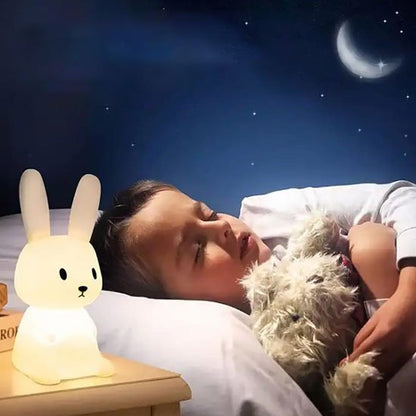 Veilleuse bébé bambin fait câlin nounours