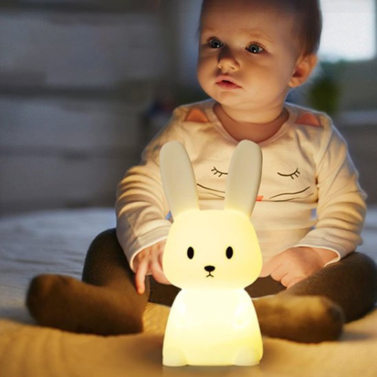 Veilleuse bébé enfants assis cote lampe lapin