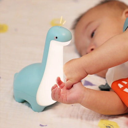 Veilleuse bébé petit bambin joue avec dinosaure