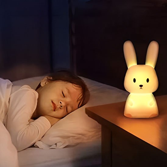 Veilleuse bébé petite fille qui dort cote lampe lapin mignon 