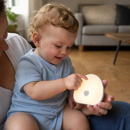 Veilleuse bruit blanc bébé joue avec sa lampe 