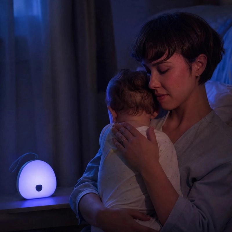 Veilleuse bruit blanc maman embrasse son trésor